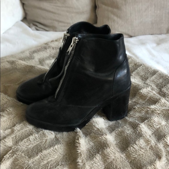 Ankle boots with heel - Picture 2 of 4